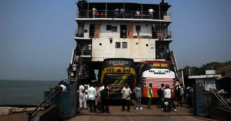পাটুরিয়া-দৌলতদিয়ায় একটি ফেরি